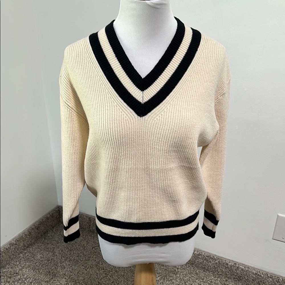 ❤️ NWT Vigoss V-Neck Sweater